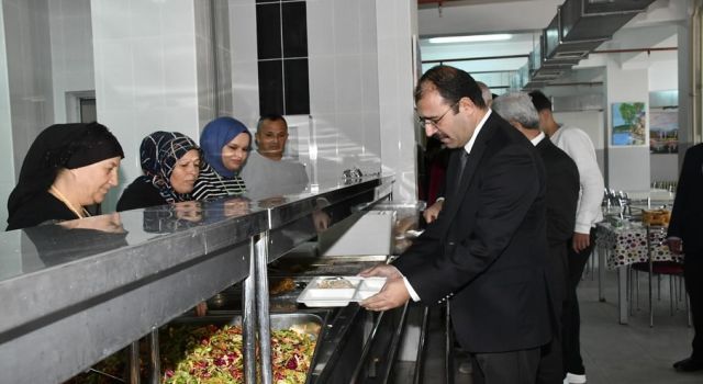 Kadirli Kaymakamı, Öğrencilerle Aynı Sofrada Buluştu