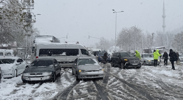 Kahramanmaraş Kayseri kara yolu kar ve tipi nedeniyle ulaşıma kapandı