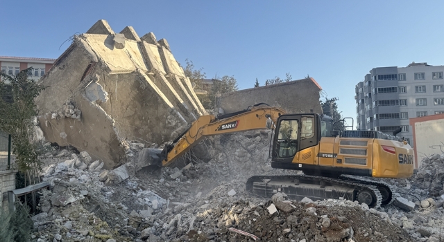 Kahramanmaraş’ta ağır hasarlı binaların yıkımı devam ediyor