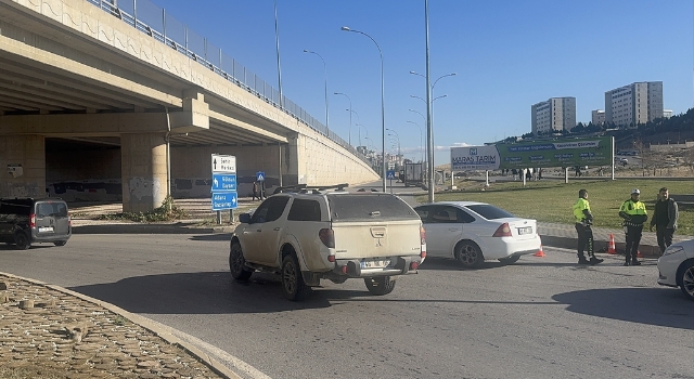 Kahramanmaraş’ta fırtınada kopan elektrik kabloları yolu trafiğe kapattı