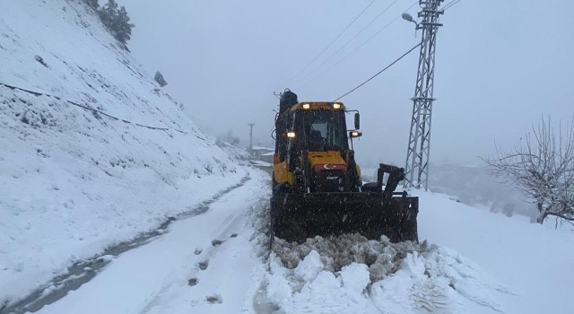 Kahramanmaraş’ta kar ve tipi nedeniyle kapanan 203 mahalle yolu ulaşıma açıldı