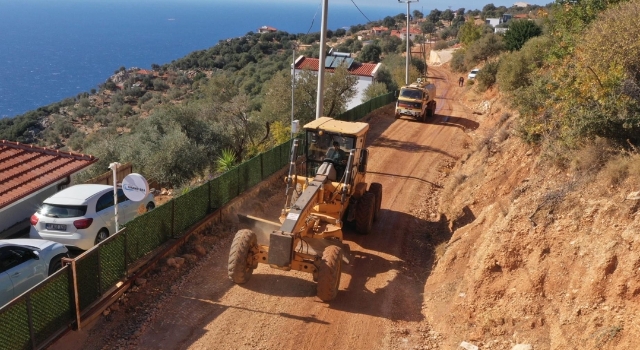 Kaş Belediyesi yol yapım çalışmalarını sürdürdü