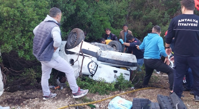 Kaş’ta kayalıklara çarpan otomobildeki 3 kişi yaralandı