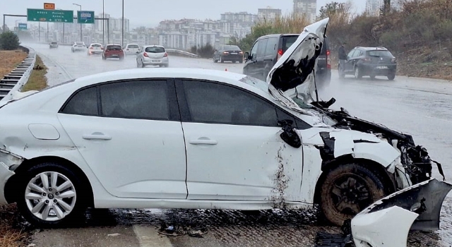 Mersin’de bariyere çarpan otomobildeki 4 kişi yaralandı