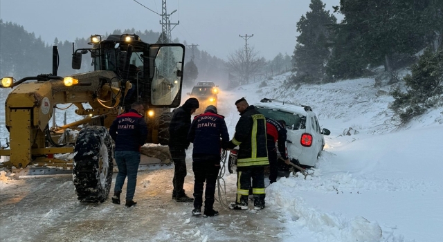 Osmaniye’de kar nedeniyle mahsur kalan sürücüleri itfaiye ve özel idare ekipleri kurtardı