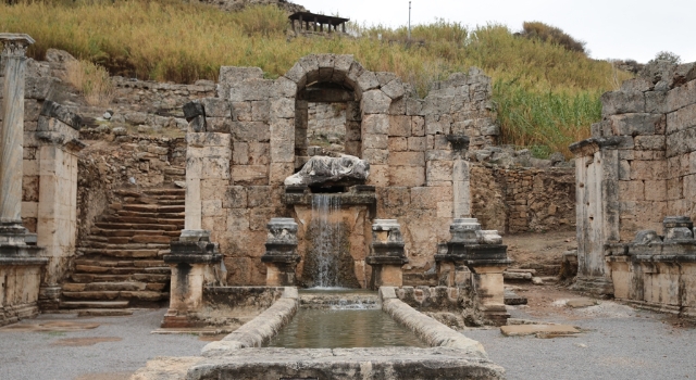 Perge’deki Antik Kestros çeşmesinden 1800 yıl sonra su akmaya başladı