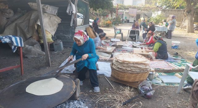 Toprakkale 'de kadınlar kışlık yufka ekmeklerini hazırlıyor