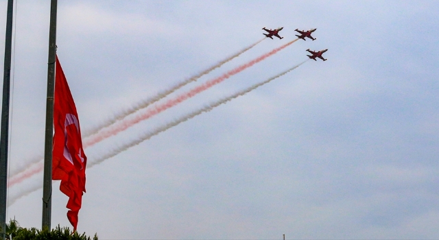 Türk Yıldızları Antalya semalarında ”Ata’ya saygı” uçuşu yaptı