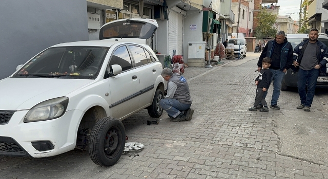 Adana’da 34 aracın lastiğini kesen 2 kişi gözaltına alındı