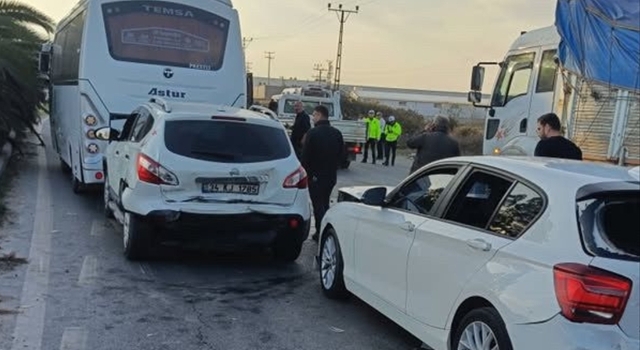 Adana’da 5 aracın karıştığı zincirleme trafik kazasında 13 kişi yaralandı