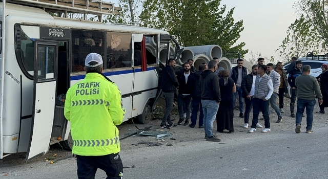 Adana’da otomobil ve midibüsün çarpıştığı kazada 2 kişi yaralandı