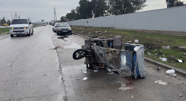 Adana’da otomobille çarpışan elektrikli bisikletteki 3 kişi yaralandı