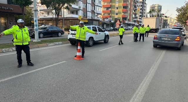 Adana’da polisler, sürücülere ”akıllı kavşak” kullanımını anlattı