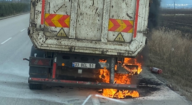 Adana’da seyir halindeki kamyonun lastiğinde çıkan yangın söndürüldü