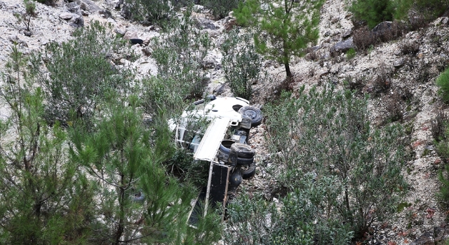 Alanya’da uçuruma yuvarlanan kamyonetteki çocuk öldü, babası ağır yaralandı