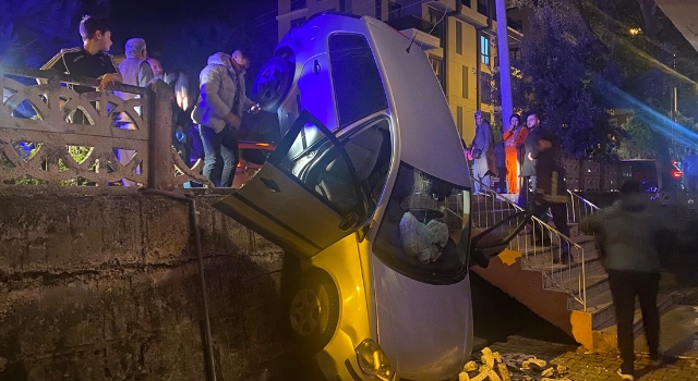 Antalya’da bahçeye devrilen otomobilin sürücüsü yaralandı