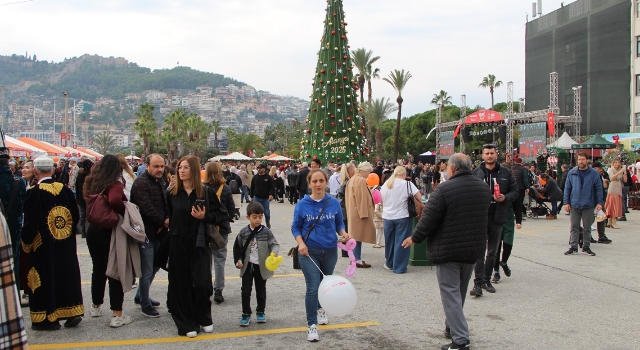 Antalya’da düzenlenen ”14. Uluslararası Alanya Yeni Yıl Pazarı” başladı