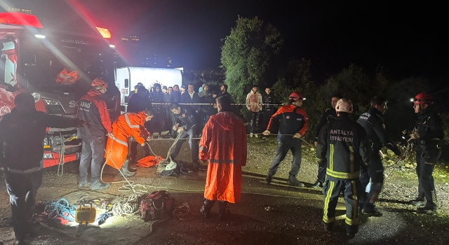 Antalya’da falezden otomobil düştüğü ihbarı üzerine çalışma başlatıldı