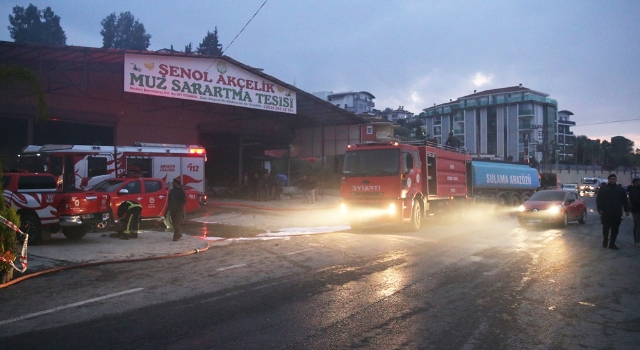 Antalya’da mobilya ve beyaz eşya deposunda çıkan yangın söndürüldü