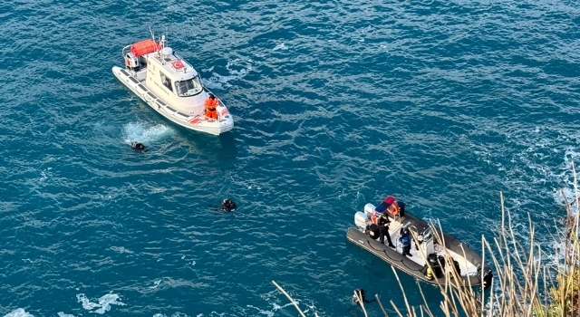 Antalya’da otomobille falezlerden denize düşen genci arama çalışmaları sürüyor