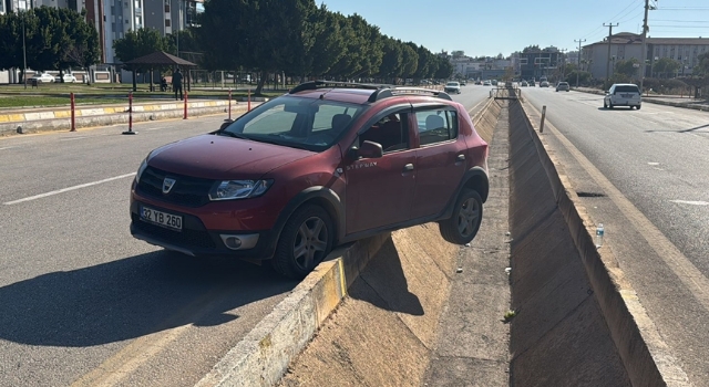 Antalya’da su kanalında asılı kalan otomobilin sürücüsü yaralandı