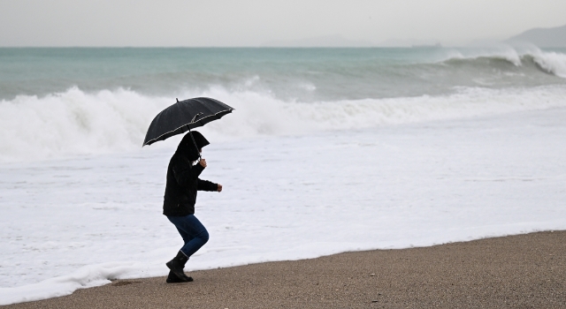 Antalya’nın yüksek kesimlerinde kar, kent merkezinde ise sağanak etkili oluyor