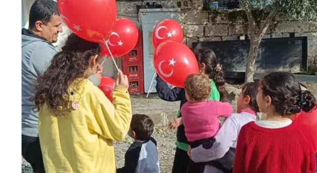 Bakkaldan Çocuklara Kurtuluş Gününde Ay Yıldızlı Balon