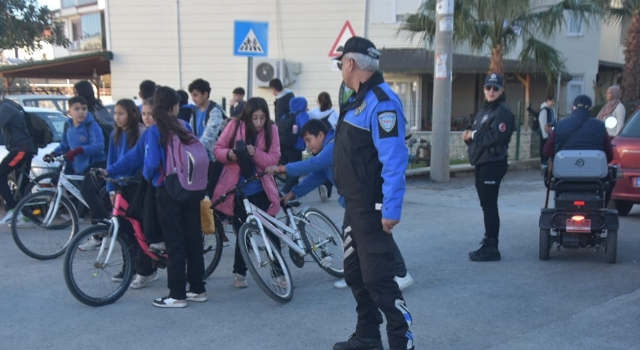 Bozyazı’da polis ekipleri okulların çevresindeki denetimlerini sürdürdü