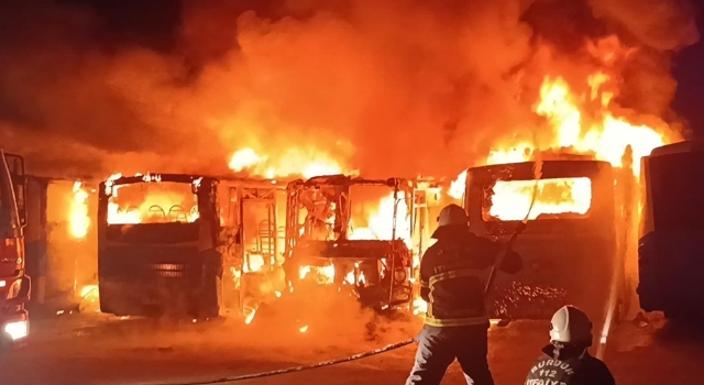 Burdur’da çıkan yangında 6 özel halk otobüsü zarar gördü