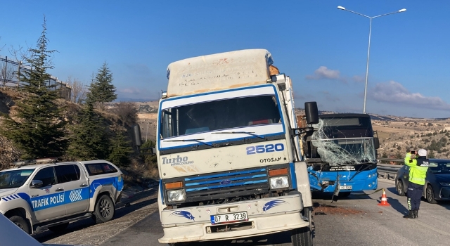 Burdur’da halk otobüsünün kamyon ve polis aracına çarpması sonucu 6 kişi yaralandı