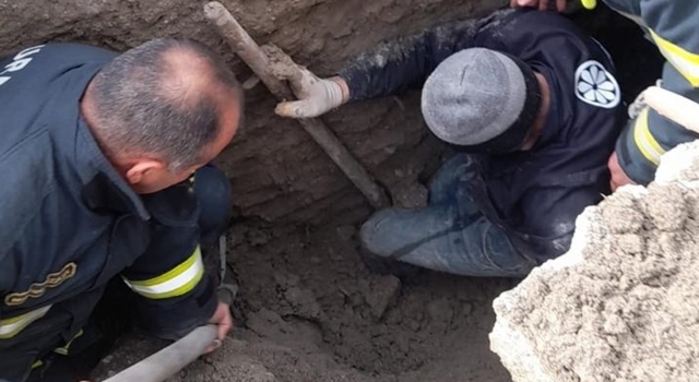 Burdur’da toprak altında kalan işçiyi itfaiye kurtardı