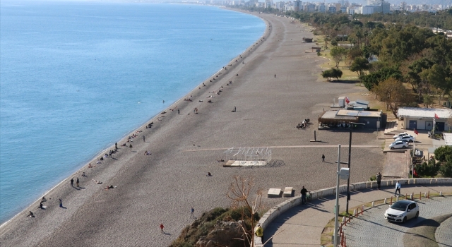 Dağlarında kar, sahillerinde bahar hakim olan Antalya’da deniz keyfi