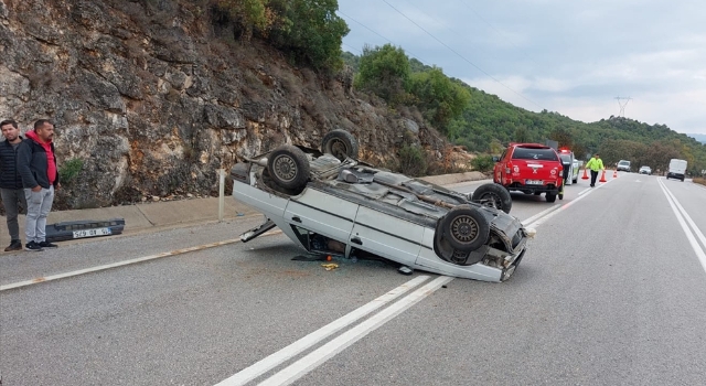 Demre’de takla atan otomobildeki 3 kişi yaralandı