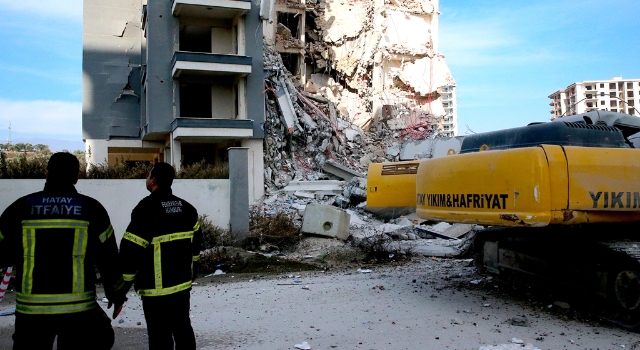 Hatay’da ağır hasarlı bina yıkım sırasında iş makinesinin üzerine devrildi