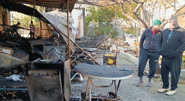 Hatay’da ev eşyalarının bulunduğu depoda çıkan yangın söndürüldü