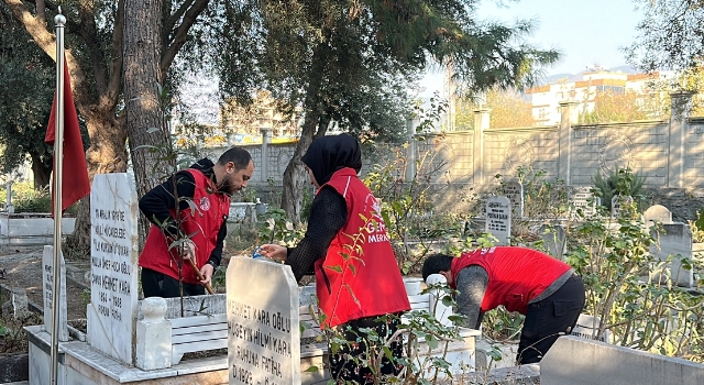 Hatay’da gönüllü gençler mezarlık temizledi