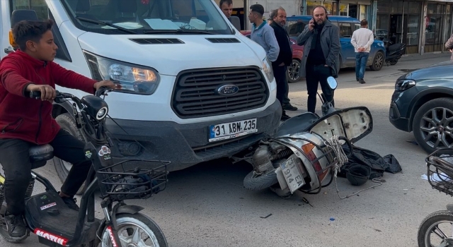 Hatay’da kamyonetin çarptığı motosikletli yaralandı