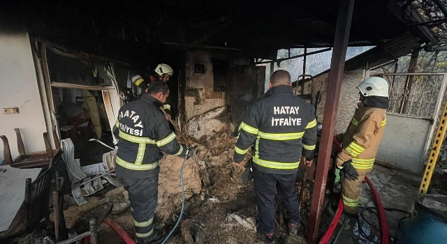 Hatay’da tek katlı evin çatısında çıkan yangın söndürüldü