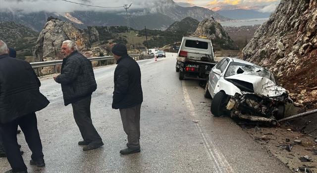 Isparta’da otomobil ile tırın çarpıştığı kazada 3 kişi yaralandı