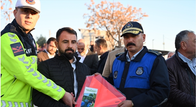 Kadirli’de traktör sürücülerine reflektör dağıtıldı