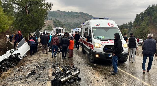 Kahramanmaraş’ta hafif ticari araç ile otomobilin çarpıştığı kazada 10 kişi yaralandı