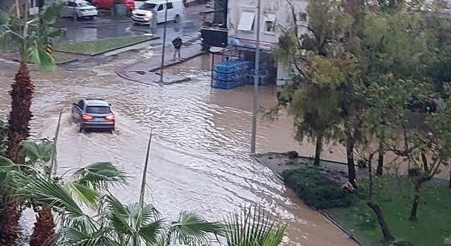 Manavgat’ta şiddetli yağış su baskınlarına neden oldu