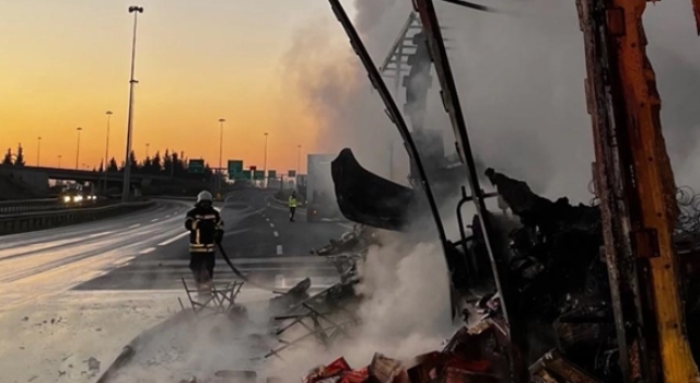 Mersin’de kargo yüklü tırın dorsesi yandı