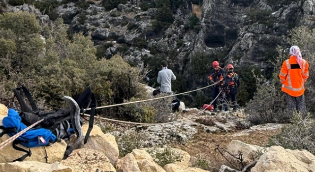 Mersin’de uçurumda 6 gün mahsur kalan keçiyi itfaiye kurtardı