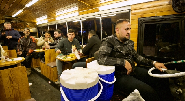 Mobil kebapçı araçta yemek servisi yaptığı müşterilerini şehirde gezdiriyor