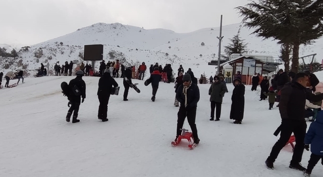 Sezonu dün açan Davraz Kayak Merkezi, iki günde yaklaşık 18 bin kişiyi ağırladı