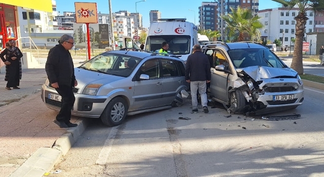 Tarsus’ta park halindeki otomobile çarpan hafif ticari araçtaki 3 kişi yaralandı