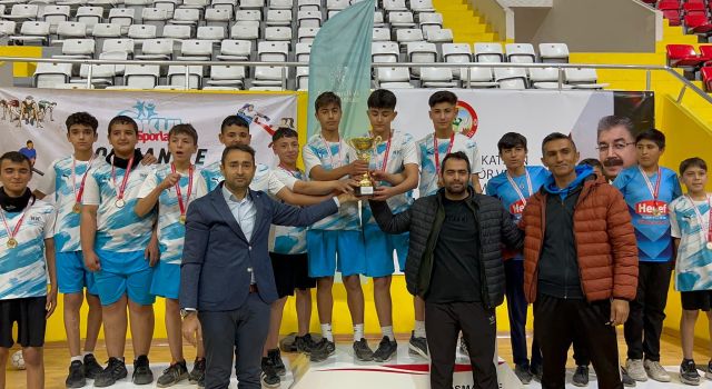 Tosyalı Spor Salonu’nda Hentbol Şöleni: Şampiyonlar Ödüllerini Aldı