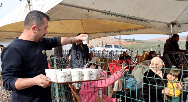 Ülkelerine dönen Suriyeli çocuklara süt dağıtmak için Ankara’dan Hatay’a geldi