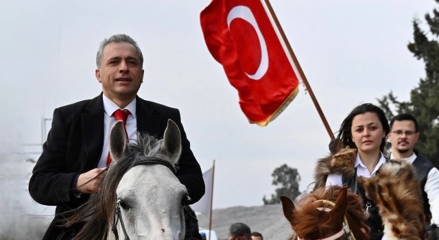 Başkan Çenet At Üzerinde Mamure Tren İstasyonu’na Gitti